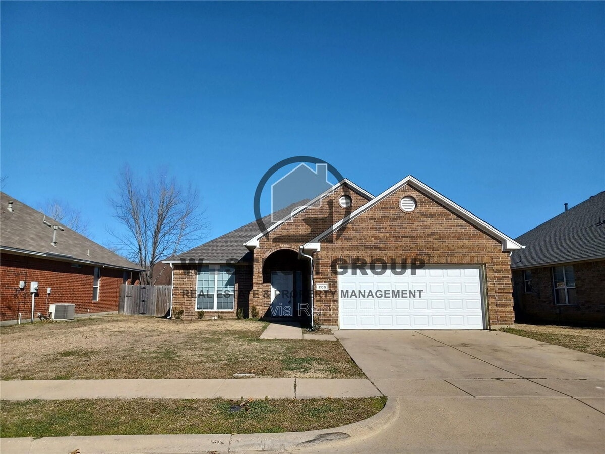 Photo - 705 Crownpoint Ln