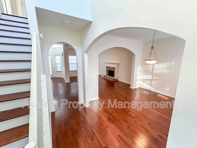 Photo - 2027 Oakbluff Way SW