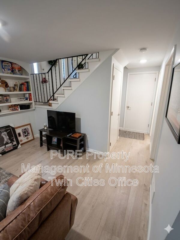 Photo - 4494 Woodgate Point