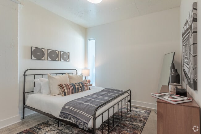 1BR, 1BA - 654SF