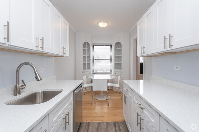 Kitchen & Dining - 1100 N Dearborn