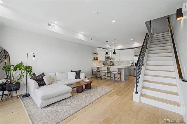 1921 W Elk Pl
