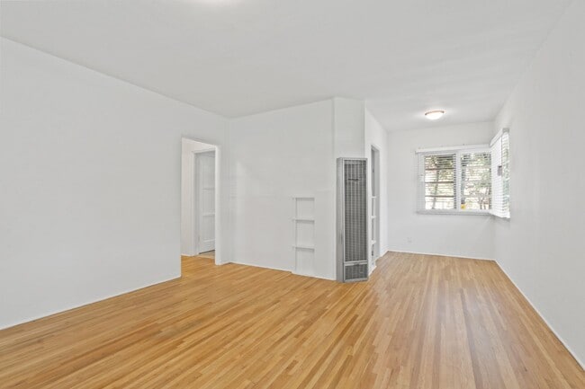 Photo - 2202-2206 20th St in Santa Monica! Near Ocean Park Blvd. Unidad 2202A