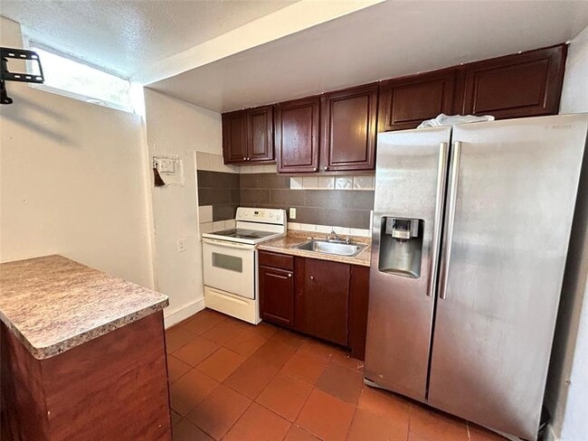 Building Photo - 112 Newton Rd Unit back Rental