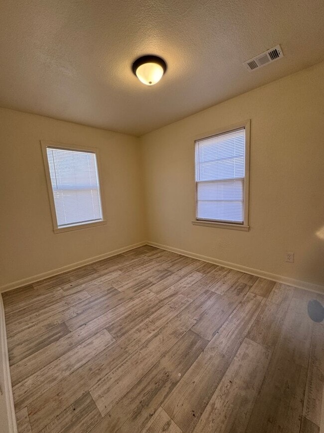 Photo - 3 Bed / 1 Bath house in Truman. READY NOW!
