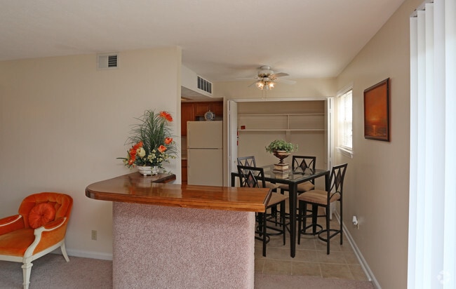2BR, 1BA - 920 SF