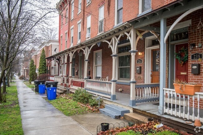 Building Photo - Beautiful 3 bed 3 bath on Muench St Rental