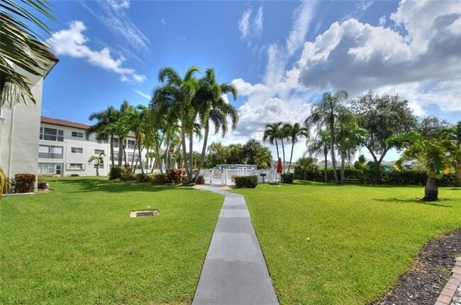 Building Photo - 4200 Crystal Lake Dr Unit 212