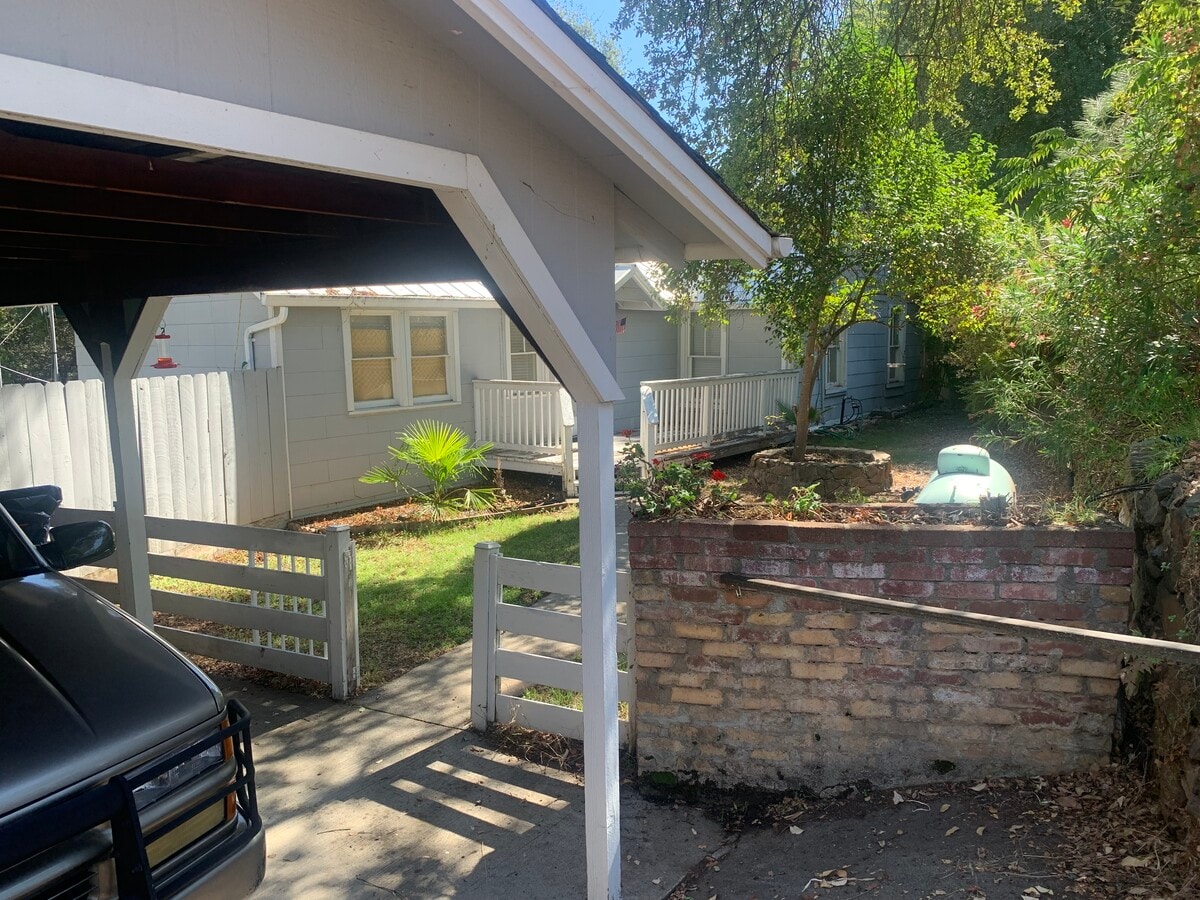 Photo - 182 E Live Oak Dr