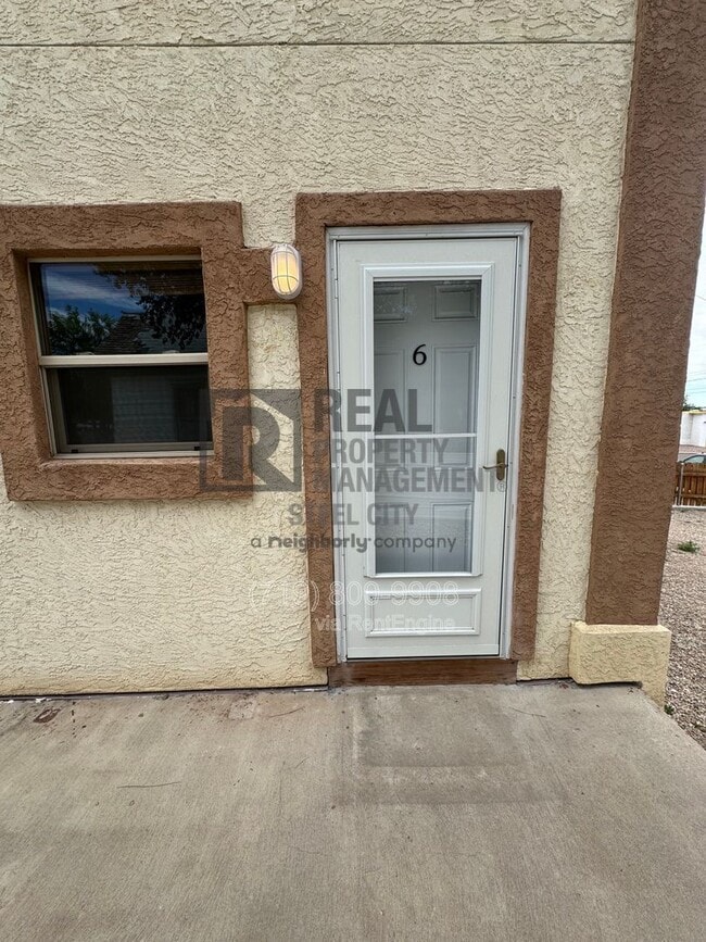 Building Photo - 902 W 11th St Unit 6