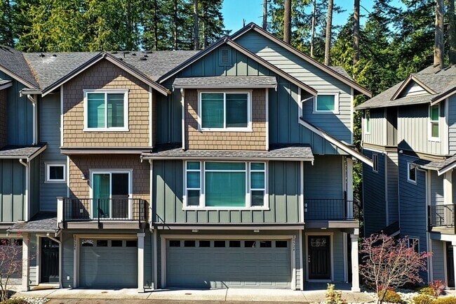 Building Photo - Luxury 4 Bdrm Townhome - Dual Primary Suites!