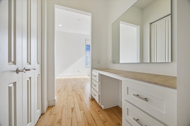 Building Photo - 2727 Kirby Dr Unit 9B