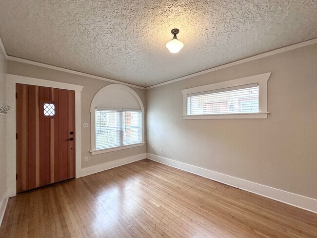 Photo - Beautiful Vintage 1 BR! MOVE IN SPECIAL Unidad 31ST AVE NE - 1025