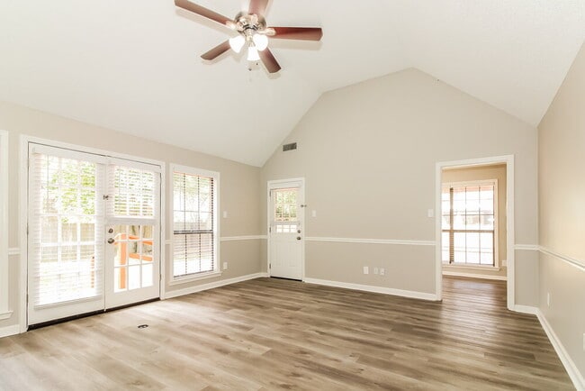 Photo - 5659 Riverhead Ave