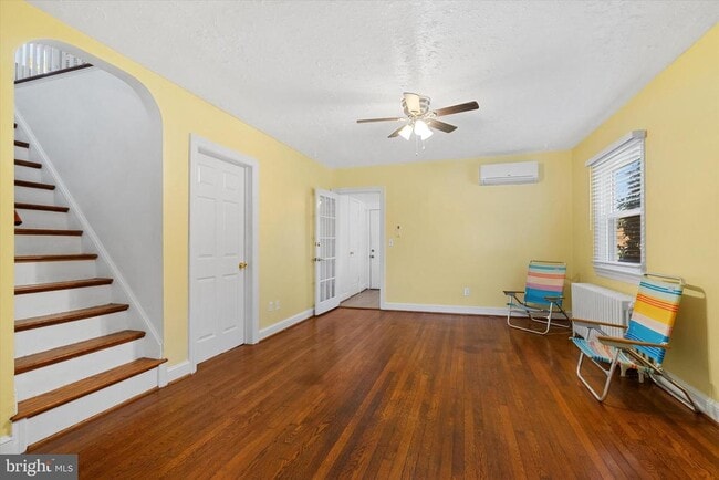 Photo - 8422 Radford Ave