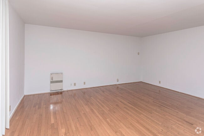 1BR, 1BA - 733 SF