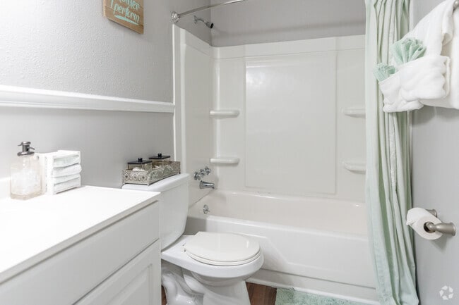2BR,1.5BA - 1,075SF furnished