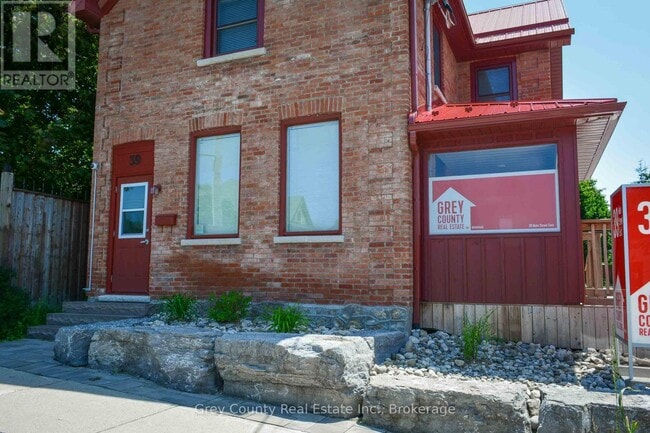 Photo - 39 Main St W