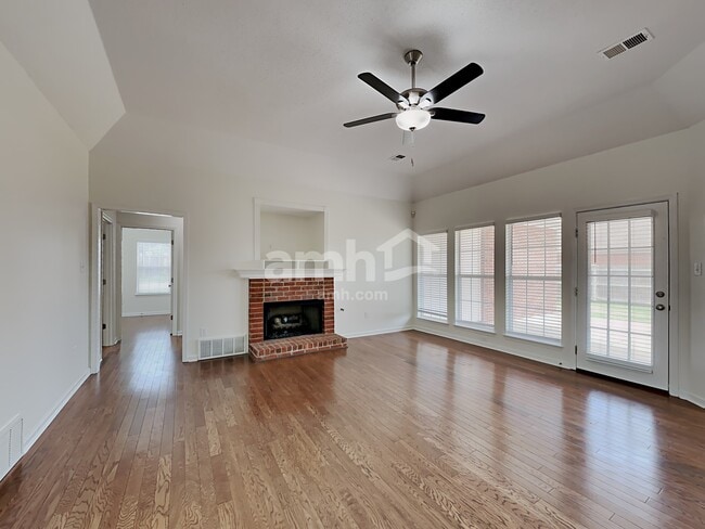 Photo - 5634 Broadway Dr W