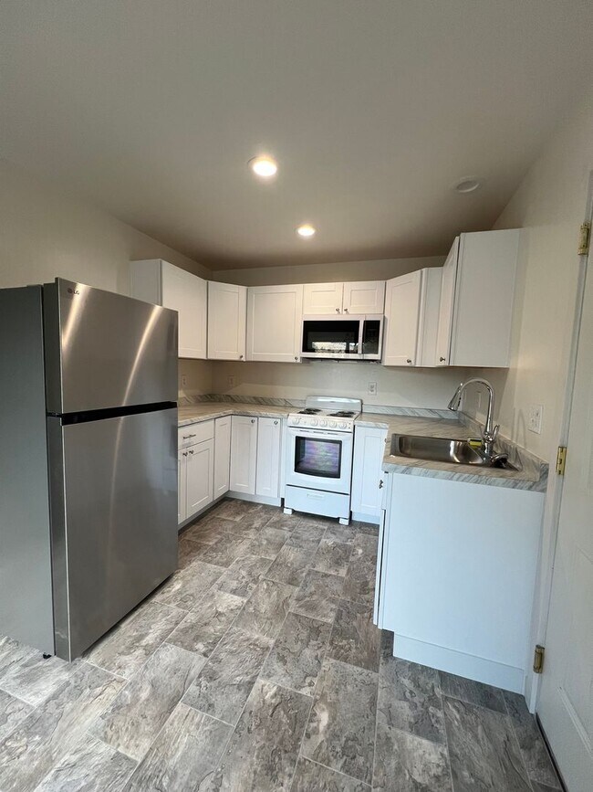 Newly Renovated 2 Bedroom, 1.5 Bathroom House House Rental in Klamath Falls, OR