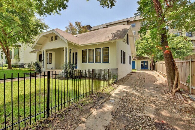 Photo - 6bed/3bath House in West Campus