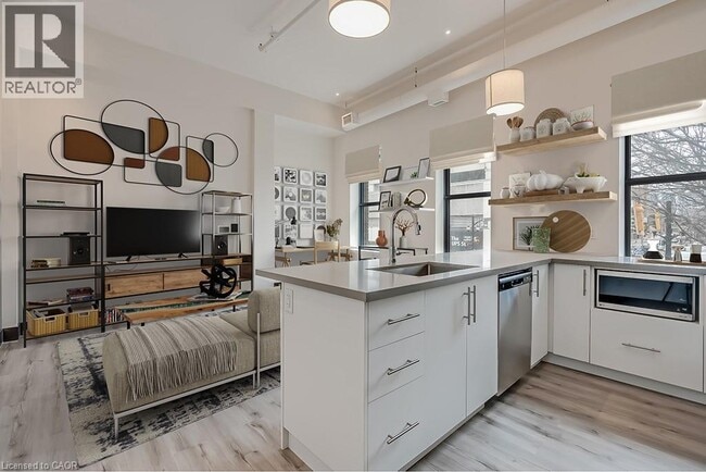 Photo - 121 King St E Unité 201