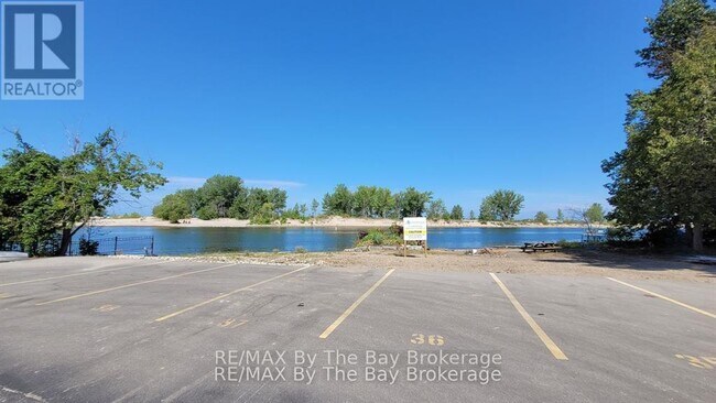 Photo - 280 River Rd E