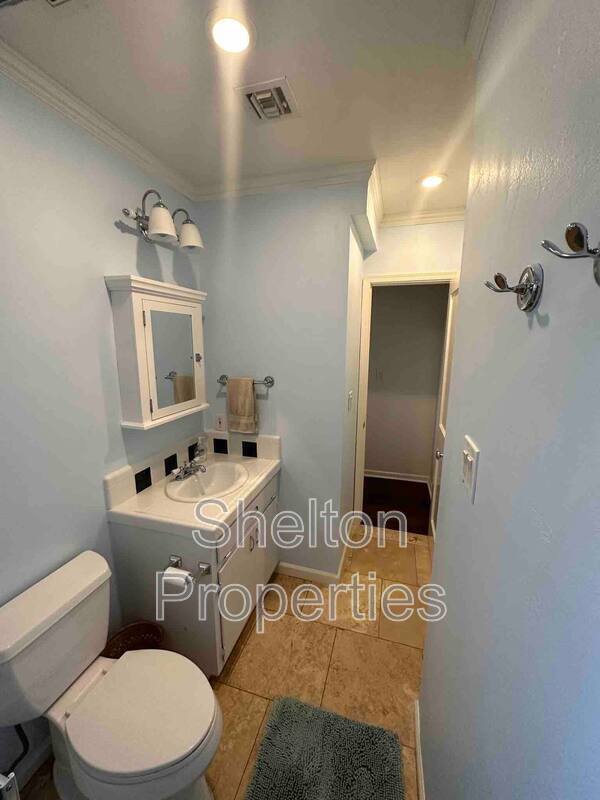 Photo - 2026 N Laurel Ave