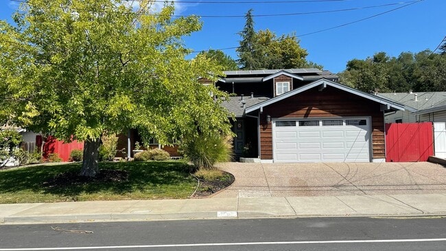 Building Photo - Martinez! Beautiful 5 bedroom 3.5 bathroom... Rental