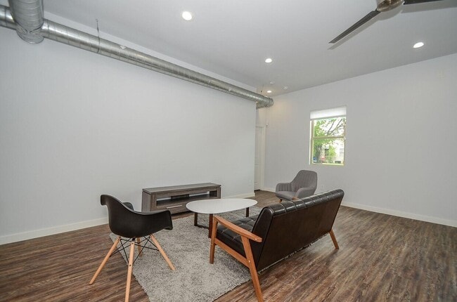 Building Photo - 3426 Tuam St