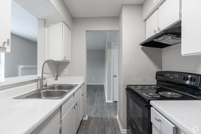 2BR, 2BA - 728SF - Kitchen