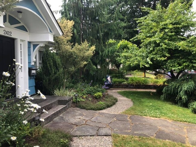 Building Photo - 2412 Columbia St SW Unit 2412 B