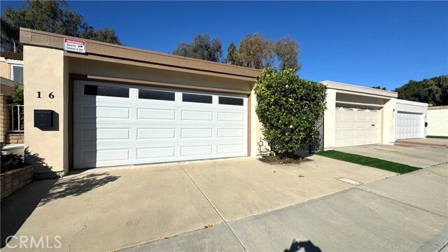 Building Photo - 16 Willow Tree Ln