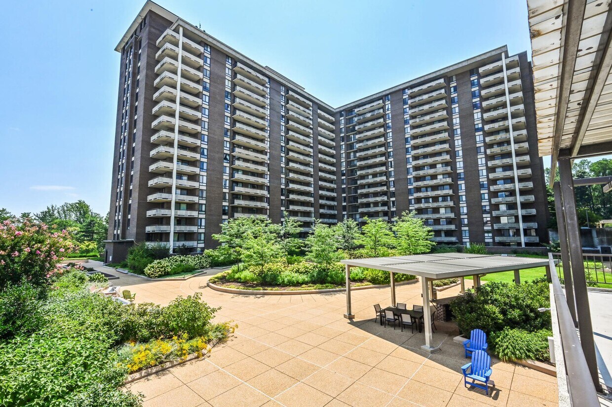 Photo - 1800 Old Meadow Rd (McLean, VA)
