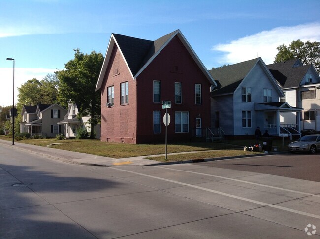 Building Photo - 3 Bed 1 Bath with great proximity to UWEC ... Rental