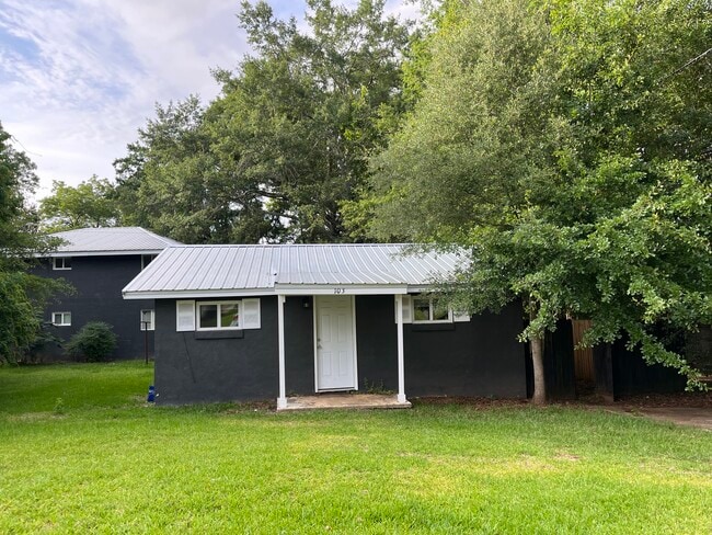 Photo - 103 Wesley Dr House
