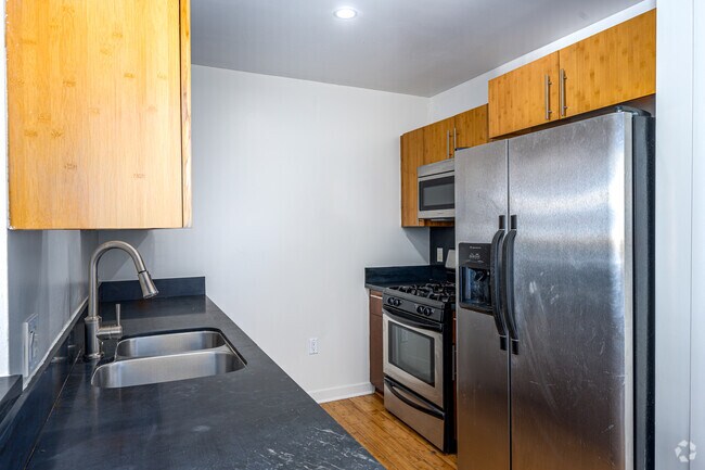 2BR, 2BA - 984SF - Kitchen