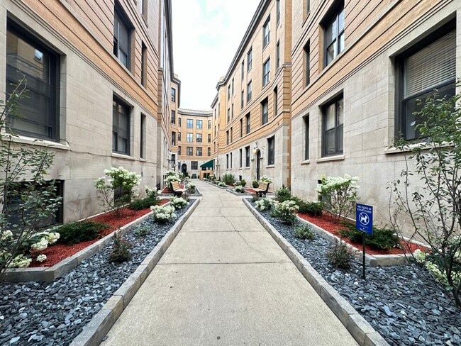 Building Photo - 441 W Belden Ave Rental
