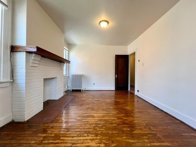 Photo - Bright & Spacious 1BD in Oakland! Beautiful Hardwood Floors, Equipped Kitchen & More! Call Today!