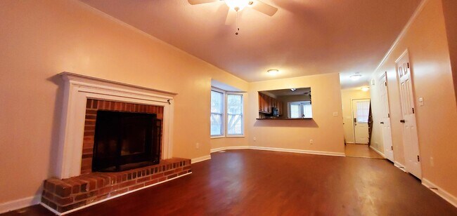 Amplio espacio de sala de estar - 5196 Laurel Bridge Ct SE