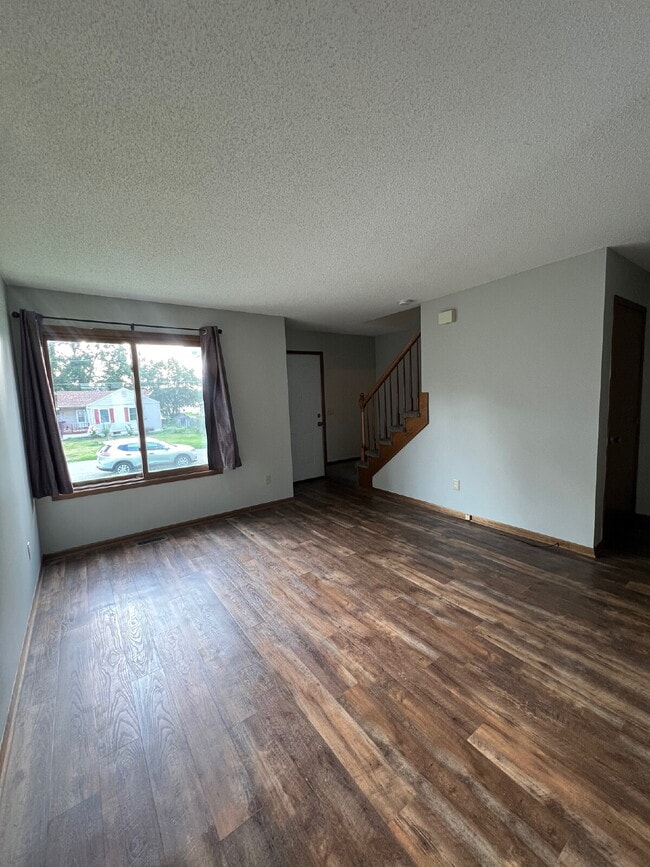 Building Photo - Recently Renovated 2Br / 1.5Ba Home with D...