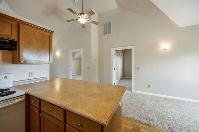 Photo - Peaceful 2-bedroom 1-bath Cottage with Dec...