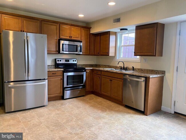 Building Photo - 204 Brecknock Terrace E