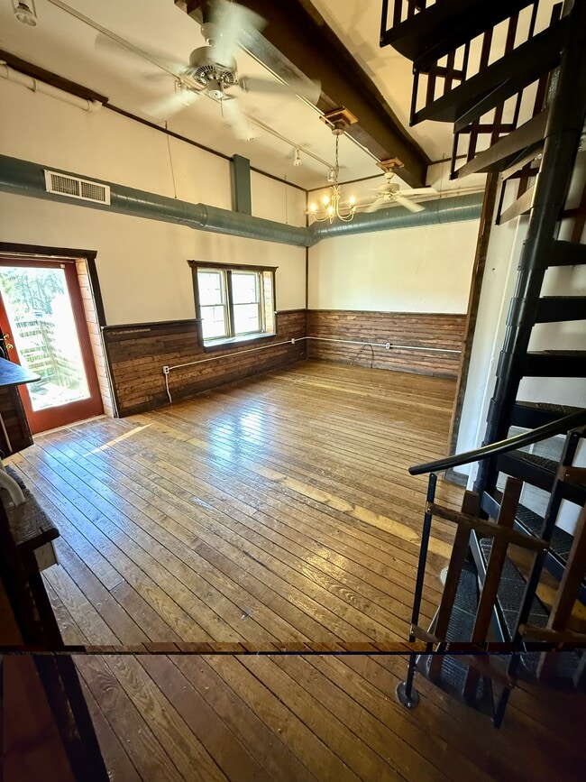 Living room - 628 W Market St