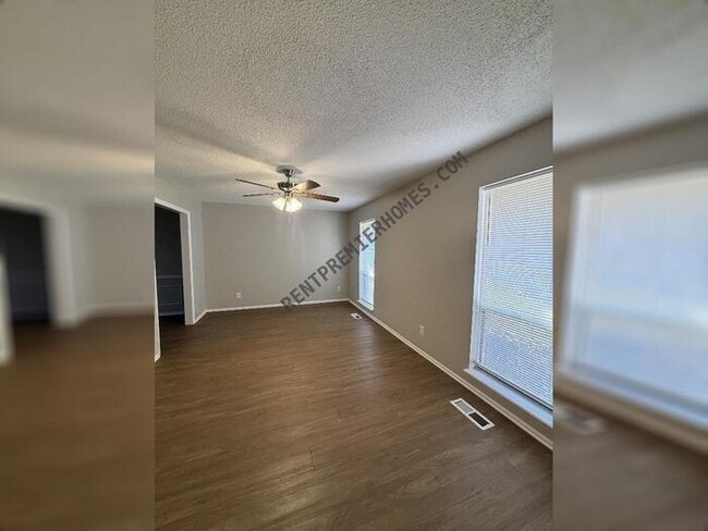 Building Photo - 8 New Haven Ct