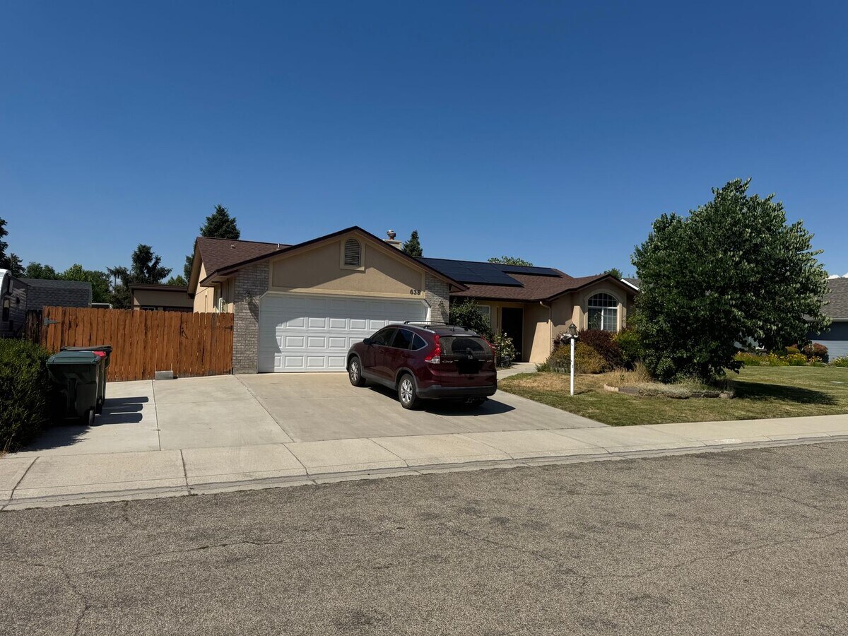 Cozy Single-Level Home in Quiet Neighborhood - Cozy Single-Level Home in Quiet Neighborhood