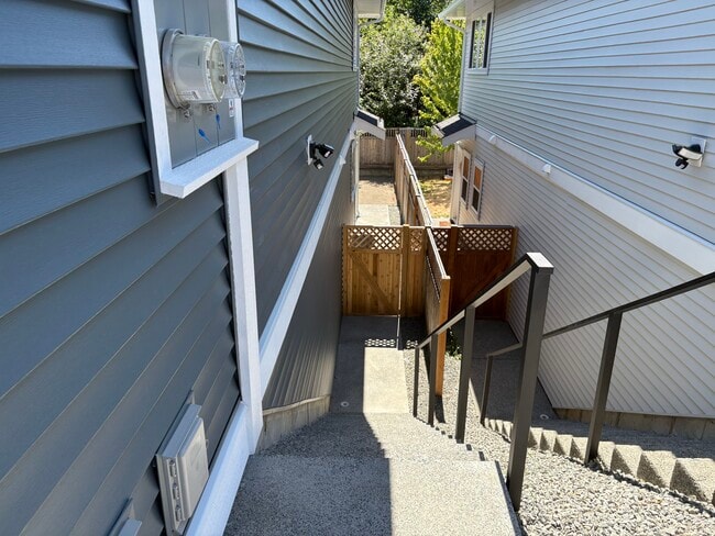 Building Photo - 4549 Suncrest Rd Unit B