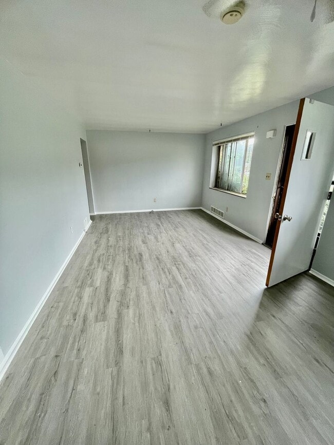 Photo - Bethel Park - 3 Bedroom Home - South Park Road - Pet Friendly!