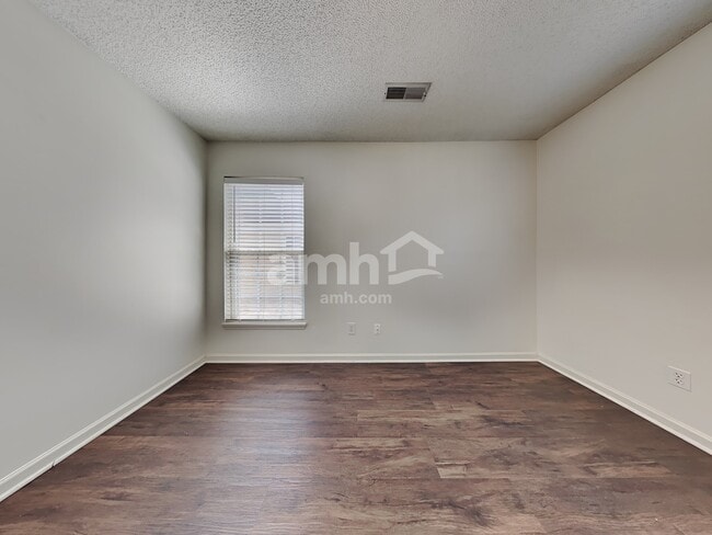 Photo - 325 Sunburst Way