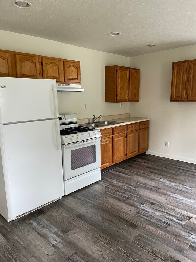 Building Photo - 43 Chapin St Unit Downstairs